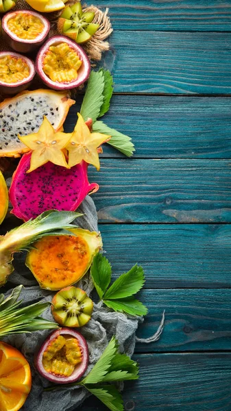 热带水果 激情水果 奇异果和仙人掌在蓝色背景 — 图库照片