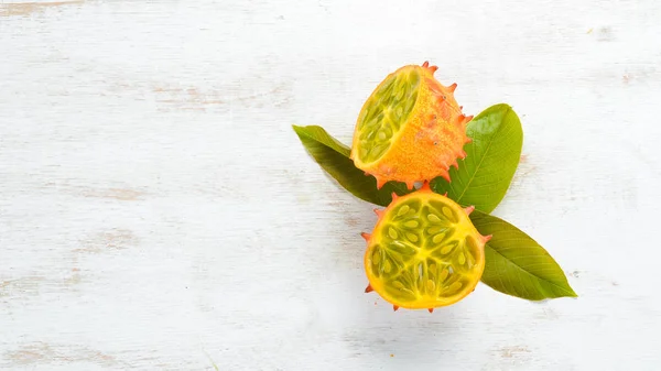 Kiwano Fondo Bianco Legno Frutta Tropicale Vista Dall Alto Spazio — Foto Stock