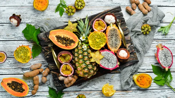 Tropické Ovoce Bílém Pozadí Papaya Mangosteen Kaktusové Ovoce Pytahaya Ananas — Stock fotografie