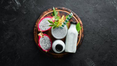 siyah bir arka plan üzerinde bir ejderha meyve smoothies. Üst te. Metin için boş alan.