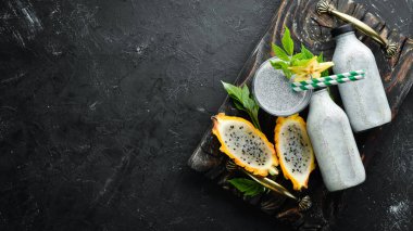 siyah bir arka plan üzerinde bir ejderha meyve smoothies. Üst te. Metin için boş alan.