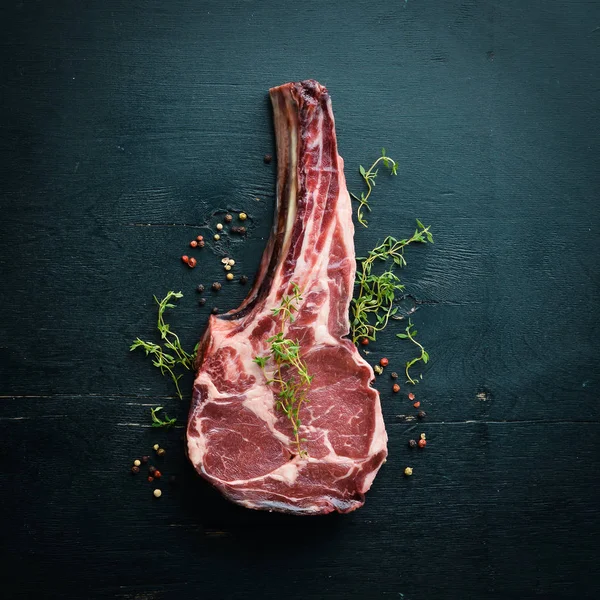 Rohe Trockene Steak Cowboy Auf Schwarzem Hintergrund Tomahawk Steak Bbq — Stockfoto