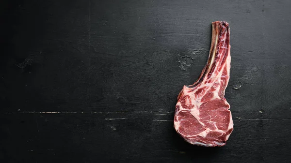 Nyers Száraz Steak Cowboy Fekete Háttér Tomahawk Steak Grillsütő Felülnézet — Stock Fotó