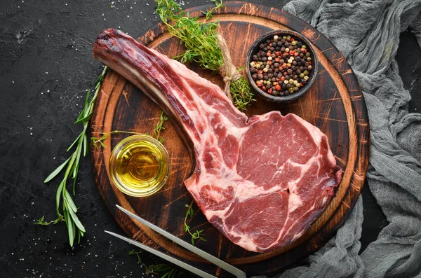 Rohe Trockene Tomahawk Steaks Auf Schwarzem Hintergrund Steak Cowboy Grillen — Stockfoto
