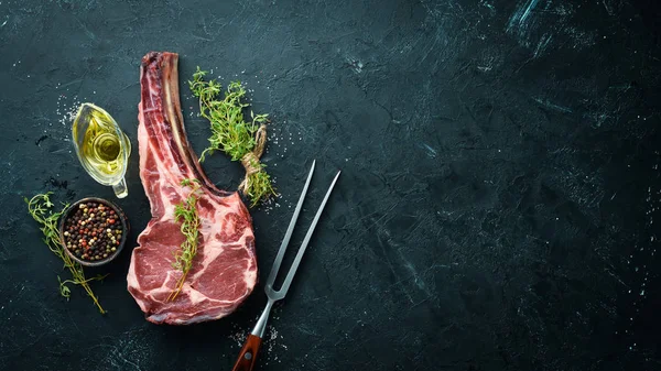 Rohe Trockene Tomahawk Steaks Auf Schwarzem Hintergrund Steak Cowboy Grillen — Stockfoto