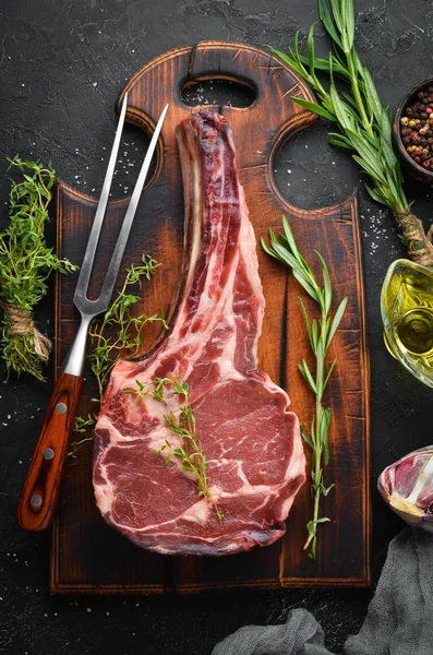 Rohe Trockene Tomahawk Steaks Auf Schwarzem Hintergrund Steak Cowboy Grillen — Stockfoto