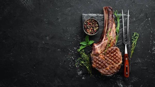 Grilované Kovbojské Hovězí Steak Byliny Koření Černém Kamenném Pozadí Grilování — Stock fotografie