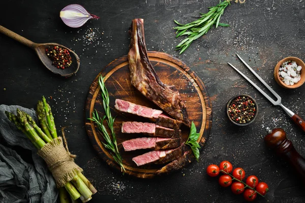 Grilovaný Steak Kosti Byliny Koření Dřevěném Podkladu Grilování Pohled Shora — Stock fotografie