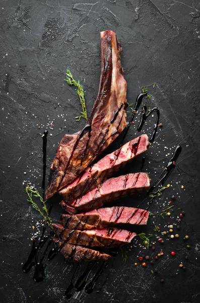 Filete Parrilla Hueso Rodajas Hierbas Especias Sobre Fondo Madera Barbacoa —  Fotos de Stock