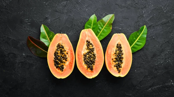 Friss Papaya Fekete Kőháttérrel Trópusi Gyümölcsök Felülnézet Szabad Hely Szöveghez — Stock Fotó