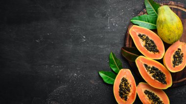 Ahşap bir arka planda Papaya meyve. Tropikal meyveler. Üst görünüm. Metin için boş alan.