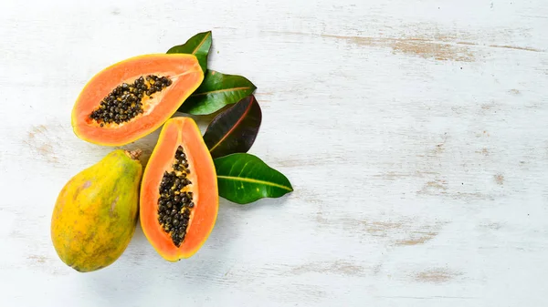 Beyaz Ahşap Arka Plan Üzerinde Tatlı Olgun Taze Papaya Üst — Stok fotoğraf