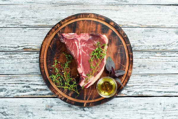 Bife Bone Numa Mesa Branca Raw Steak Top View Espaço — Fotografia de Stock