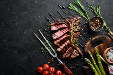 Taş masada ızgara biftek. Üst te. Metin için boş alan.