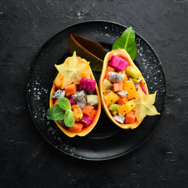 Papaya. Tropikal Meyve Salatası. Üst te. Metin için boş alan.