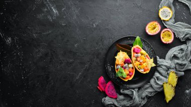 Papaya. Tropikal Meyve Salatası. Üst te. Metin için boş alan.