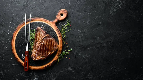 Grillezett Steak Egy Asztalra Felülnézet Szabad Hely Szöveghez — Stock Fotó