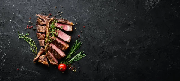 Beef Bone Steak Auf Einem Schwarzen Tisch Ansicht Von Oben — Stockfoto