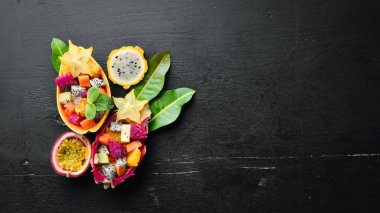 Tropikal Meyve Salatası. Tropikal Meyveler. Üst te. Metniniz için boş alan.
