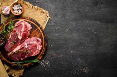 Çiğ mermer et Siyah Angus Steak Ribeye. Yaşlı masada. Üst te. Metniniz için boş alan.