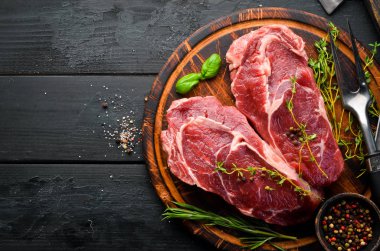 Çiğ mermer et Siyah Angus Steak Ribeye. Yaşlı masada. Üst te. Metniniz için boş alan.