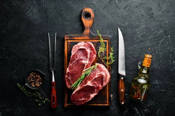 Nyers Steak Ribeye Egy Fekete Kőasztal Felülnézet Szabad Hely Szövegnek — Stock Fotó