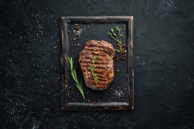 Siyah taş masada ızgara biftek orta nadir. Üst te. Metniniz için boş alan.