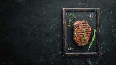 Siyah taş masada ızgara biftek orta nadir. Üst te. Metniniz için boş alan.