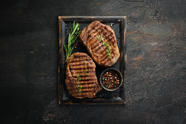 Gegrilltes Ribeye Beef Steak Kräuter Und Gewürze Auf Einem Dunklen — Stockfoto