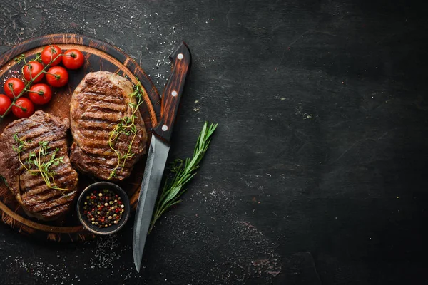 Steak Bœuf Côtelé Grillé Herbes Épices Sur Une Table Noire — Photo