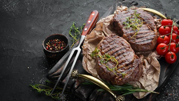 Gegrilltes Ribeye Beef Steak Kräuter Und Gewürze Auf Einem Dunklen — Stockfoto