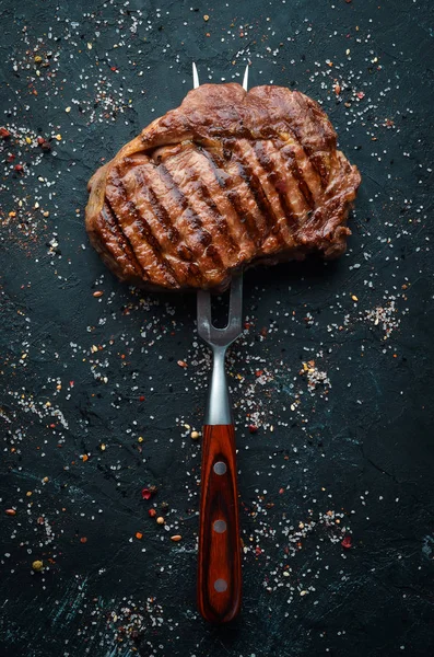 Grillad Ribeye Nötstek Gaffeln Vid Den Föråldrade Tabellen Översta Vyn — Stockfoto