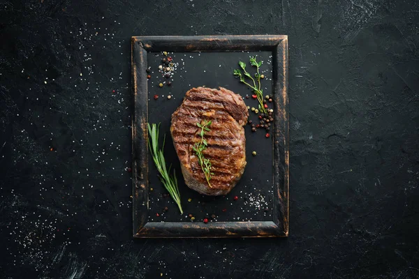 Smažený Hovězí Steak Černém Kamenném Stole Pohled Shora Volné Místo — Stock fotografie