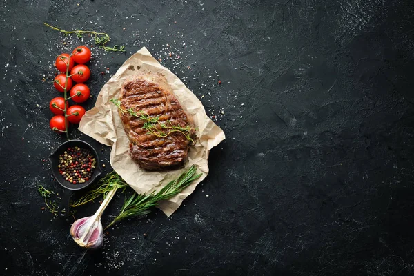 Bife Grelhado Médio Raro Uma Mesa Pedra Preta Vista Superior — Fotografia de Stock