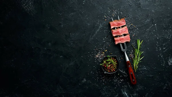 Steak Juteux Fourchette Avec Des Herbes Des Épices Vue Dessus — Photo