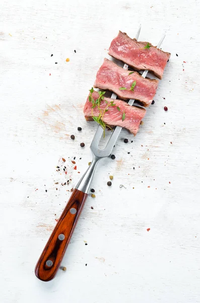 Steak Juteux Fourchette Avec Des Herbes Des Épices Vue Dessus — Photo