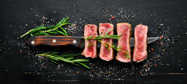 Сочный стейк на ноже. Вид сверху. Свободное место для текста
.