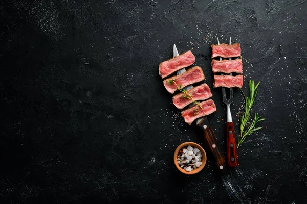 Šťavnatý Steak Noži Pohled Shora Volné Místo Pro Text — Stock fotografie