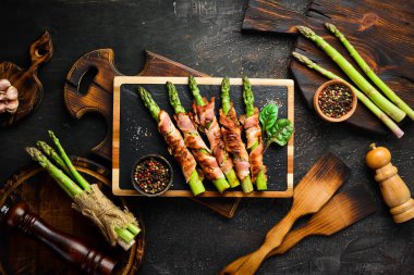 Pastırma ve baharatla pişirilmiş kuşkonmaz. Sağlıklı yiyecekler. Üst Manzara. Metnin için boş yer.