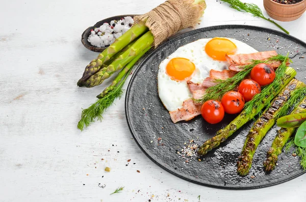 Frühstück Spargel Eier Speck Und Kirschtomaten Gesunde Ernährung Ansicht Von — Stockfoto