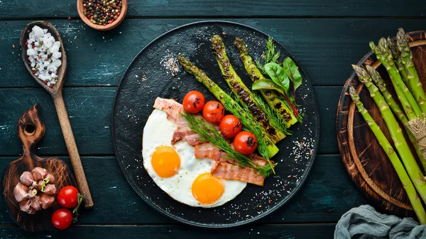Kahvaltı Kuşkonmaz Yumurta Pastırma Kiraz Domates Sağlıklı Yiyecekler Üst Metniniz — Stok fotoğraf
