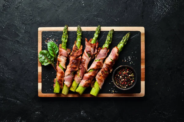 Pastırma ve baharatla pişirilmiş kuşkonmaz. Sağlıklı yiyecekler. Üst Manzara. Metnin için boş yer.