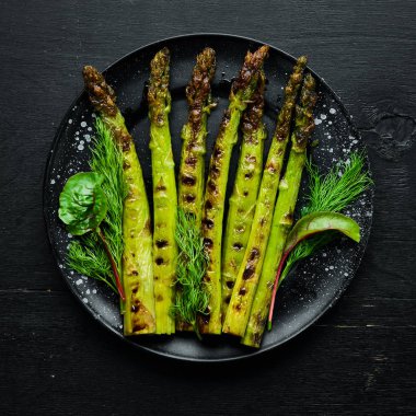 Yeşil kuşkonmaz baharatile ızgara. Sağlıklı yiyecekler. Üst te. Metniniz için boş alan.
