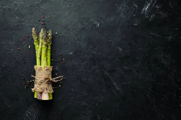 Verse Groene Asperges Een Zwarte Stenen Achtergrond Bovenaanzicht Vrije Ruimte — Stockfoto