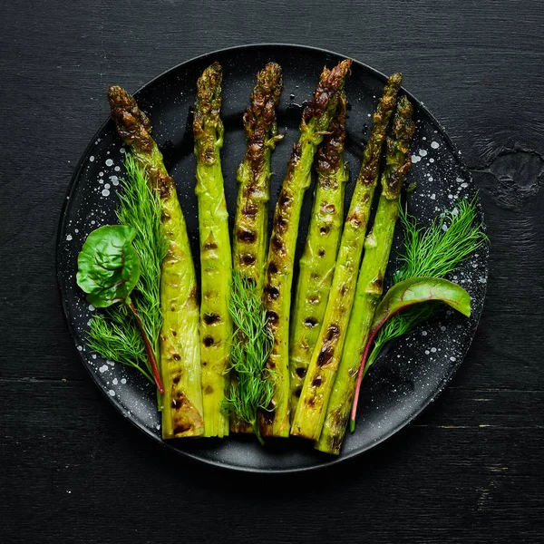 Yeşil kuşkonmaz baharatile ızgara. Sağlıklı yiyecekler. Üst te. Metniniz için boş alan.