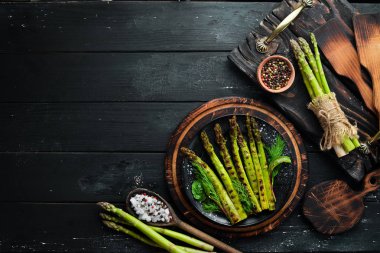 Yeşil kuşkonmaz baharatile ızgara. Sağlıklı yiyecekler. Üst te. Metniniz için boş alan.