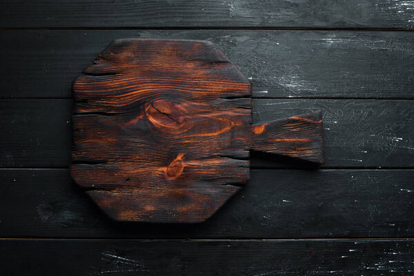 Старая кухонная доска Вуден на черном фоне. Вид сверху. Свободное место для текста
.