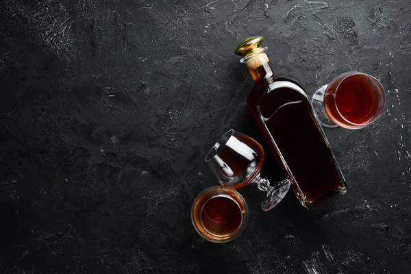 Flaska Cognac Svart Bakgrund Översta Vyn Ledigt Utrymme För Din — Stockfoto