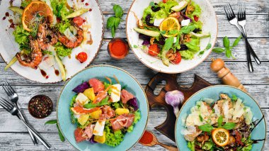 Bir dizi salata. Tabakta. Rustik tarz. Üst te. Metniniz için boş alan.