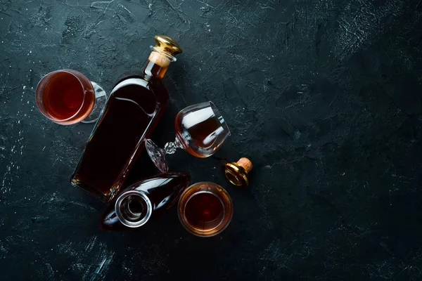 Egy Üveg Konyakos Pohár Fekete Alapon Brandy Felülnézet Szabad Hely — Stock Fotó